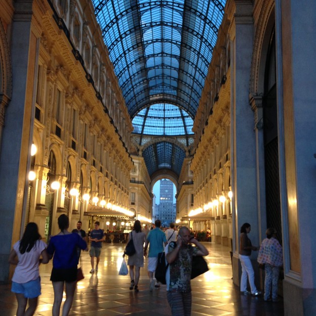Galleria Vittorio Emanuele　素敵なアーケード。ショウウインドウも、モードで楽しい