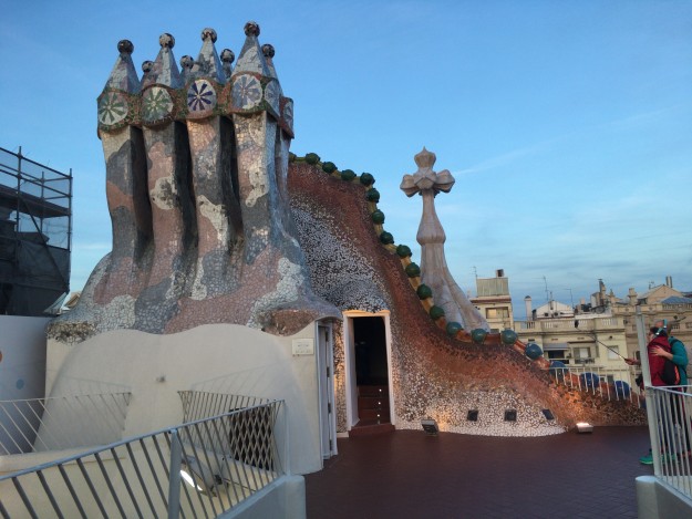 カサ・バトリョ　芸術的な屋根の上。ここまで登ると見れる景色