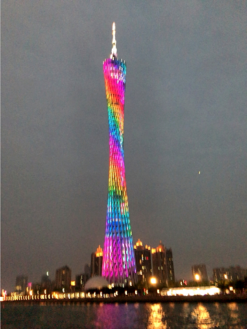 七色に光り輝く広州タワー。どこからでもよく見えます