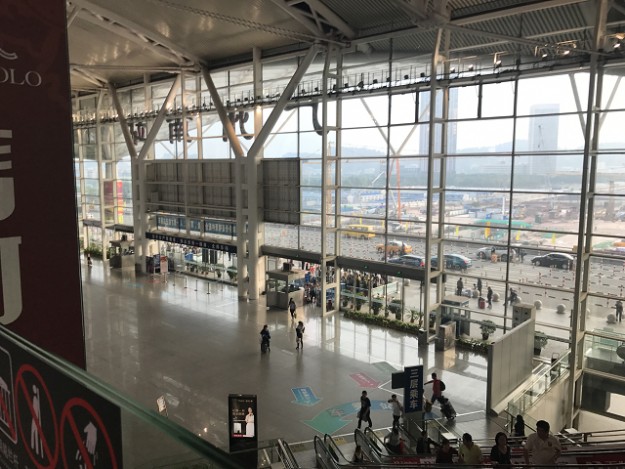 広州南駅のターミナルです。空港sじゃありませんよ！まるで空港のような広さとデザインです。