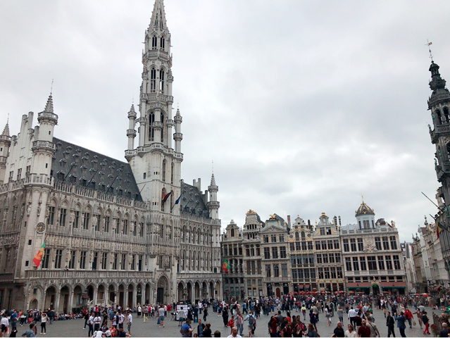 この美し～い建物は市庁舎。この１階に観光案内所がある。文字通りブリュッセル観光の中心地です。