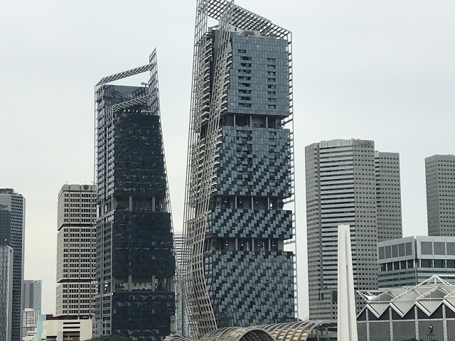 シンガポールのビルって面白い。地震がないから思い思いの建築を楽しんでいるよう。