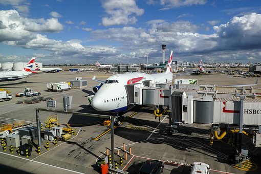 ロンドン・ヒースロー空港は巨大。人間の乗り継ぎにこんなに時間がかかるのに、われらがスーツケースは無事に乗り継げるだろうか？