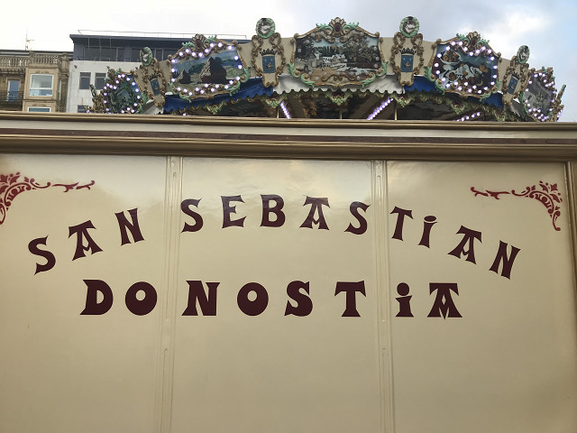 サン・セバスチャンのバスク語はドノスティアと言います。広場のメリーゴーランドの壁に描いてありました。