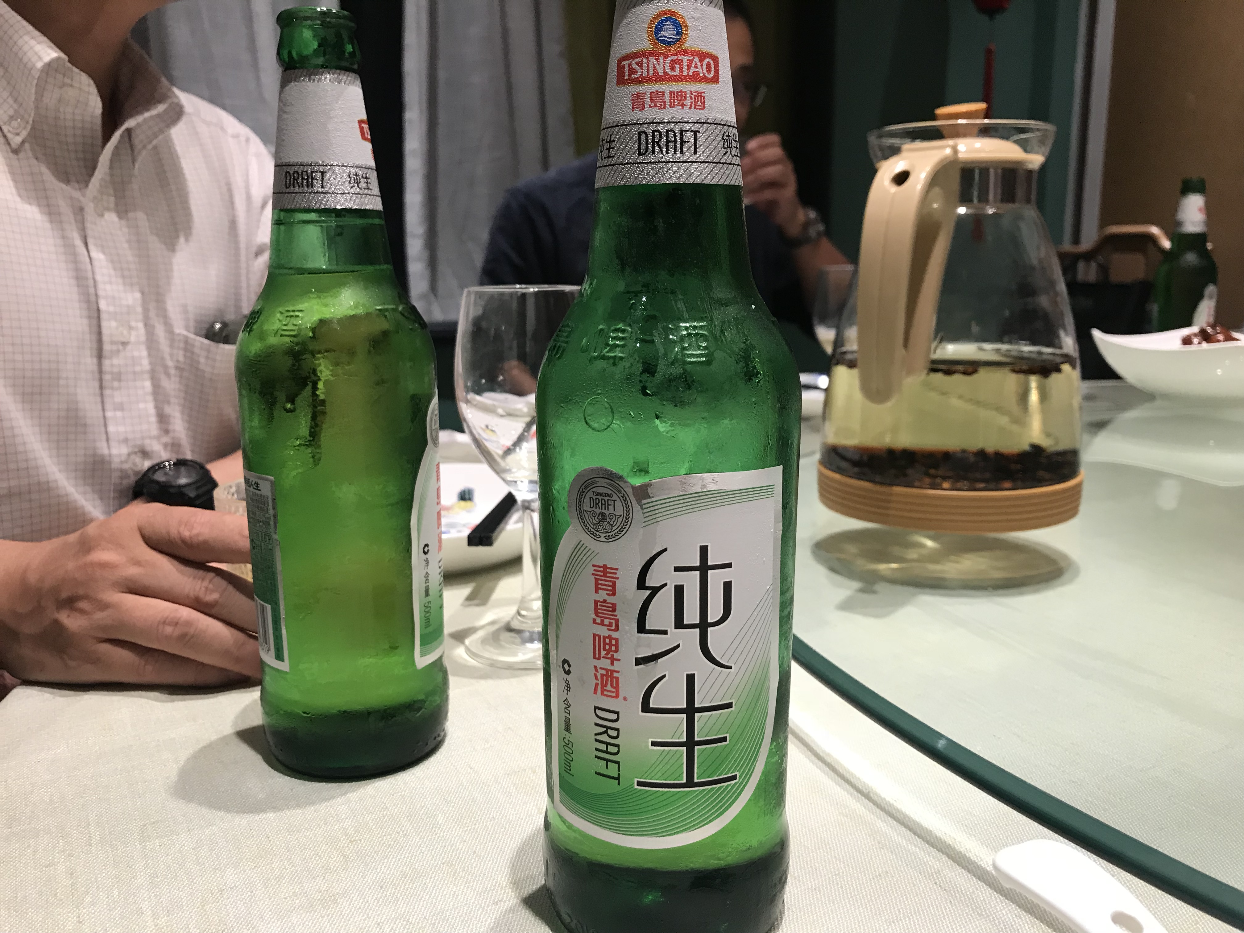 中国といえば、青島ビール。でもいつも思う。女性でビール飲むのは私だけ。みんな暖かいもの＝体にいいもの　を飲んでいる。