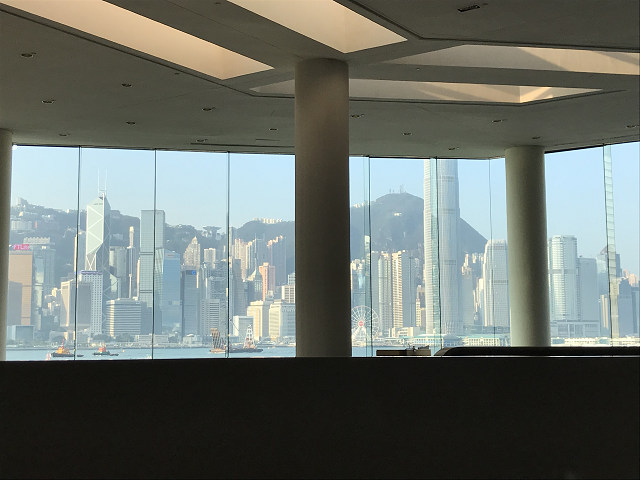 インターコンチネンタルのロビーから見る、香港の景色。これが大定番。この景色をみて朝食ビュッフェをいただきます。