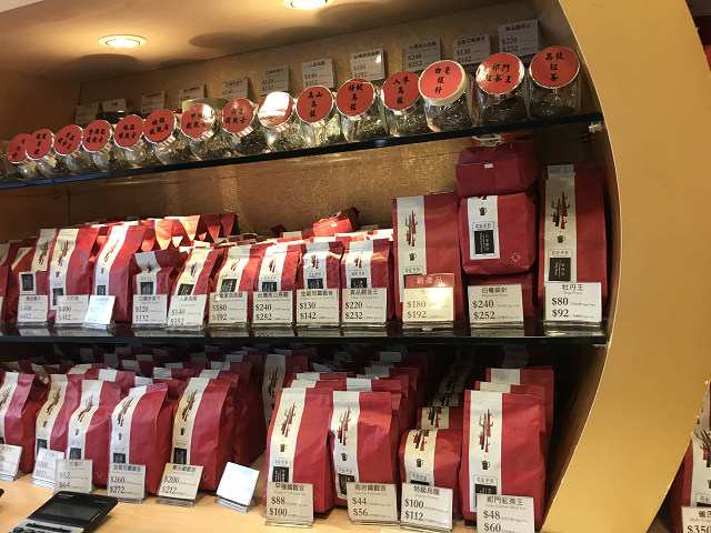 店内にならぶいろんな種類のお茶。赤いパッケージがトレードマーク。