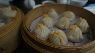 台北で美味しい小籠包はどこで食べる!?老舗の鼎泰豊と高記の食べ比べ。MRT東門へGO!